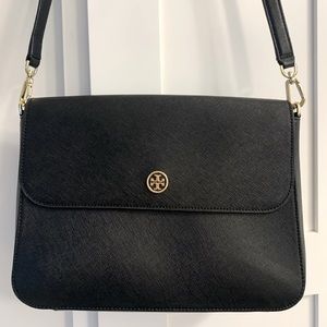 Crossbody. Adjustable and removable strap. Flap, magnetic opening. Gold accents.